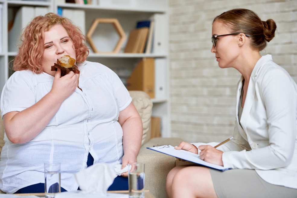 امرأة تعاني من زيادة الوزن في موعد مع أخصائي